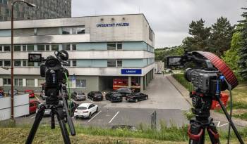 Imagen de cámaras de televisión en las inmediaciones del Hospital Universitario F. D. Roosevelt, donde el primer ministro eslovaco, Robert Fico, está siendo tratado.