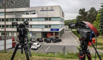 Imagen de cámaras de televisión en las inmediaciones del Hospital Universitario F. D. Roosevelt, donde el primer ministro eslovaco, Robert Fico, está siendo tratado.