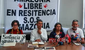 La integrante del colectivo ambientalista, Viviana Hidrovo (i), los miembros de acción ecológica Pablo Fajardo (2-i) y Alexandra Almeida (2-d).