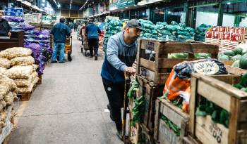 Personas realizan descarga de frutas y verduras, en el mercado central de frutas y verduras, en Buenos Aires (Argentina), en una fotografía de archivo.