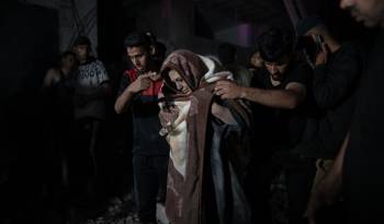 Gaza (---), 04/05/2024.- Una mujer es rescatada de los escombros de un edificio derruido tras un bombardeo israelí en Gaza. EFE/EPA/HAITHAM IMAD