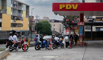 Motociclistas hacen fila en una estación de servicio de gasolina, el 4 de febrero de 2024, en Caracas, Venezuela.