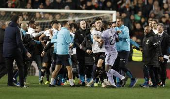 Los jugadores del Real Madrid protestan al colegiado Gil Manzano el gol anulado en el último momento del encuentro correspondiente a la jornada 27 de Primera División que Valencia y Real Madrid disputaron en el estadio de Mestalla, en Valencia.