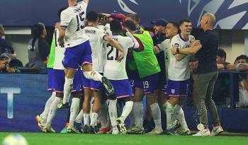 Jugadores de Estados Unidos celebran un gol ante México.