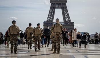 Soldados franceses patrullan cerca de la Torre Eiffel como parte del plan de seguridad nacional 'Vigipirate', en París, Francia, 25 de marzo de 2024.