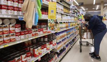 Un cliente compra alimentos en un supermercado en Washington, Estados Unidos.