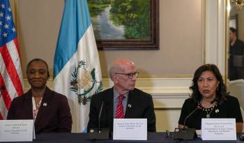 La representante demócrata Norma Torres (d), acompañada de los senadores Laphonza Butler (i) y Peter Welch (c), hablan durante una rueda de prensa, hoy en Ciudad de Guatemala (Guatemala).