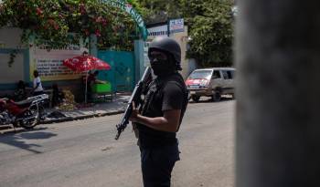 Policías patrullan las calles de Puerto Príncipe (Haití).