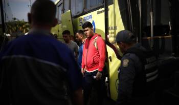 Un grupo de migrantes que esperan su traslado en autobús rumbo a Nicaragua, desde un paso fronterizo en Panamá.
