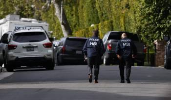 Investigadores federales caminan por una carretera cerrada fuera de una casa propiedad del rapero y productor discográfico Sean 'Diddy' Combs en los Ángeles, California, Estados Unidos, este 25 de marzo de 2024.