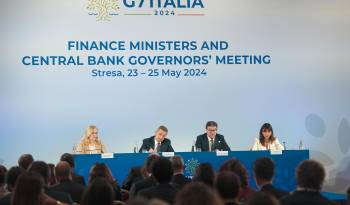 El ministro de Economía italiano, Giancarlo Giorgettitresa ((2d) y el gobernador del Banco de Italia,Fabio Panetta (2i) durante la rueda de prensa este sabado en la reunión de ministros de Finanzas del G7 en la lacalidad italiana de Stresa.