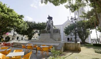 Fotografía de una estatua de Simón Bolívar frente al Palacio de Bolívar, actual sede de la Cancillería, este martes en Ciudad de Panamá (Panamá).