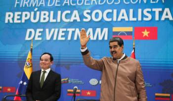 Fotografía cedida por el Palacio de Miraflores donde se observa al presidente venezolano Nicolás Maduro (d) saludando junto al vice primer ministro de Vietnam Tran Luu Quang este jueves, en Caracas, Venezuela.