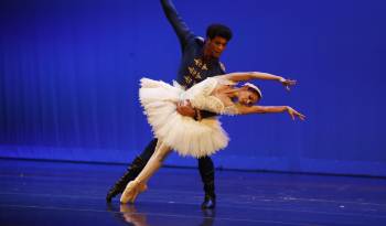 Bailarines se presentan en la gala 'Unidos por la Danza', en el teatro Anayansi del Centro de Convenciones Atlapa en Ciudad de Panamá.
