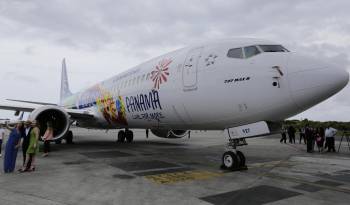 Fotografía de archivo de un avión Boeing 737- MAX9 con un diseño especial de ilustraciones que ensalzan las maravillas de Panamá.