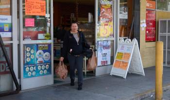 Una persona sale de realizar compras en Los Ángeles, EE.UU.