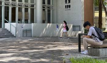 Un joven descansa frente a un centro de estudio de la Universidad Nacional de Taiwán (NTU), en Taipéi.