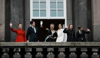 La familia real danesa saluda desde el balcón del palacio de Christiansborg este domingo tras la proclamación de Federico X como rey de Dinamarca.