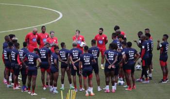 Jugadores de la Selección Nacional de Panamá antes de un entrenamiento.