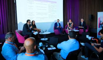 Expertos durante el foro “Experiencias y Desafíos de las APP”.