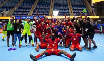 La delegación panameña celebrando el pase al Mundial en Uzbekistán.