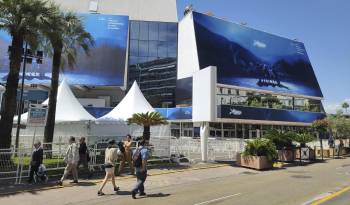 Últimos preparativos antes la apertura de la edición número 77 del Festival de Cine de Cannes.