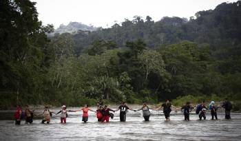 Fotografía de archivo de migrantes cruzanndo el río Turquesa, el 14 de septiembre de 2023 en Darién.