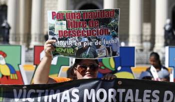 Familiares de personas detenidas bajo el régimen de excepción se manifestaron en la Plaza Gerardo Barrios, hoy en San Salvador (El Salvador).