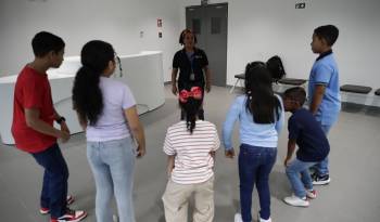 Fotografía fechada el 14 de junio de 2024 de niños que participan en talleres culturales en la ciudad de las artes, en la ciudad de Panamá.