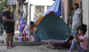 Migrantes permanecen en un campamento improvisado el 8 de julio de 2024 en Turbo (Colombia).