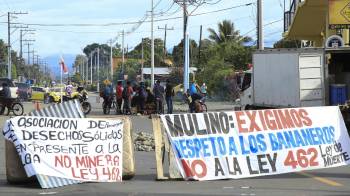 AME1376. CHANGUINOLA (PANAMÁ), 27/05/2025.- Fotografía del 24 de mayo de 2025 de trabajadores bananeros bloqueando una carretera en Changuinola, provincia caribeña de Bocas del Toro (Panamá). El Gobierno de Panamá declaró el estado de emergencia en Bocas del Toro (Caribe), que desde hace semanas registra fuertes protestas con bloqueos viales y donde la principal bananera del país anunció despidos masivos a sus trabajadores en huelga tras pérdidas millonarias. EFE/ Diubanes Robles