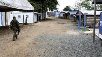 Un integrante del Servicio Nacional de Fronteras camina por una estación migratoria este miércoles, en Lajas Blancas.