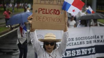 Una mujer sostiene un cartel durante una manifestación este domingo, en Ciudad de Panamá (Panamá). Feministas panameñas marchan por la soberanía, la justicia social, los derechos humanos y la paz. EFE/ Bienvenido Velasco