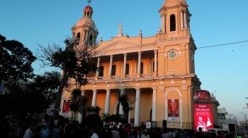 Personas asisten a una misa de acción de gracias en la plaza central de Chiclayo (Perú). EFE/Paolo Aguilar