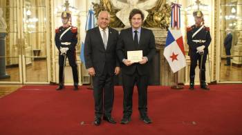 Juan Luis Correa, embajador de Panamá en Argentina, y el presidente de Argentina, Javier Milei.