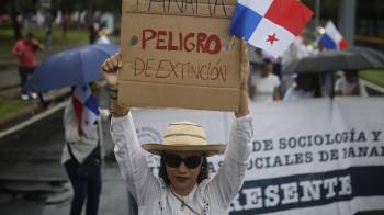 Una mujer sostiene un cartel durante una manifestación este domingo, en Ciudad de Panamá (Panamá). Feministas panameñas marchan por la soberanía, la justicia social, los derechos humanos y la paz. EFE/ Bienvenido Velasco
