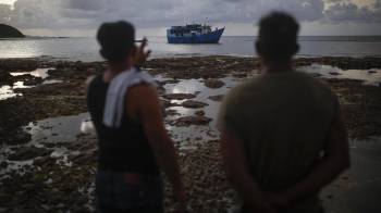Fotografía del 7 de marzo de 2025 de migrantes venezolanos esperando para abordar un barco que los llevará a la frontera con Colombia desde el puerto de Miramar, en Colón.