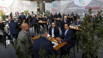 Asistentes a la primera jornada de las Asambleas Anuales de Gobernadores del BID y de BID Invest 2025, se reúnen en mesas de trabajo en Santiago.