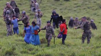 Ngäbe-Buglé se enfrentan con agentes de la Policía Nacional de la unidad de control de multitudes de Panamá, en rechazo a la ley de Caja del Seguro Social, en el sector de Ojo de Agua.