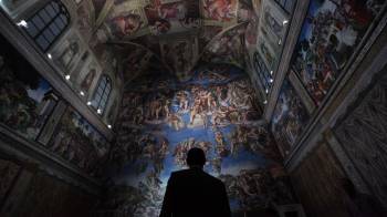 Visitantes observan una reproducción de la Capilla Sixtina el 4 de agosto de 2016.