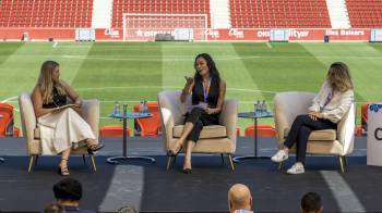 Ada Xu, directora de Asuntos Intrenacionales FLIGGY, Alibaba Group (c) y Emilie Dumont, CEO de Digitrips (d), participan en la mesa Cómo las marcas que no son de viajes están entrando en los viajes en la quinta edición del foro ConX, organizado por Travelgate en el Estadio de Son Moix en Palma.