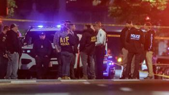 Agentes de policía en el lugar donde dos personas fueron asesinadas a tiros cerca del Museo Judío Capital en Washington, D. C.