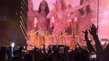 La cantante colombiana Shakira canta durante un concierto de su gira 'Las mujeres ya no lloran world tour’.