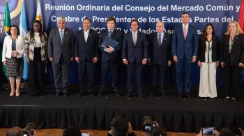 De izquierda a derecha, el presidente de Panamá, José Raúl Mulino, posa junto a los presidentes de Bolivia, Argentina, Uruguay, el ministro de Relaciones Exteriores de Brasil, y el presidente de Paraguay, en la sede del Mercosur en Montevideo, Uruguay.