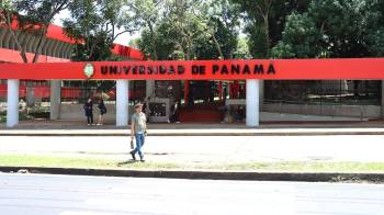 Fachada de la entrada de la Universidad de Panamá
