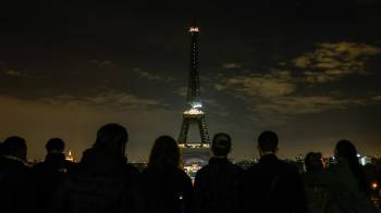 La Torre Eiffel apaga sus luces para rendir homenaje al fallecido papa Francisco en París, Francia, el 21 de abril de 2025.