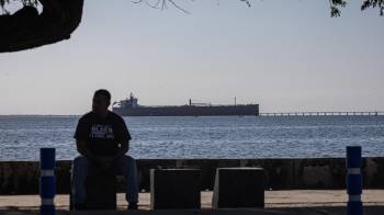 Fotografía de archivo donde se observa un buque carguero de petróleo en el lago de Maracaibo.