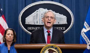 El fiscal general de EE.UU., Merrick Garland, habla durante una conferencia de prensa para anunciar una demanda antimonopolio en contra de Apple en el Departamento de Justicia en Washington.