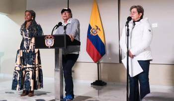 Fotografía cedida hoy por la Presidencia de Colombia que muestra al mandatario colombiano, Gustavo Petro (c) mientras habla junto a la la Ministra de Trabajo, Gloria Inés Ramírez (d) y la Ministra de Educación, Aurora Vergara (i), durante una rueda de prensa en Bogotá (Colombia). EFE/ Presidencia de Colombia