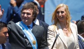 El presidente de Argentina Javier Milei realiza un recorrido hasta la Casa Rosada acompañado de su hermana Karina Milei, en una fotografía de archivo.